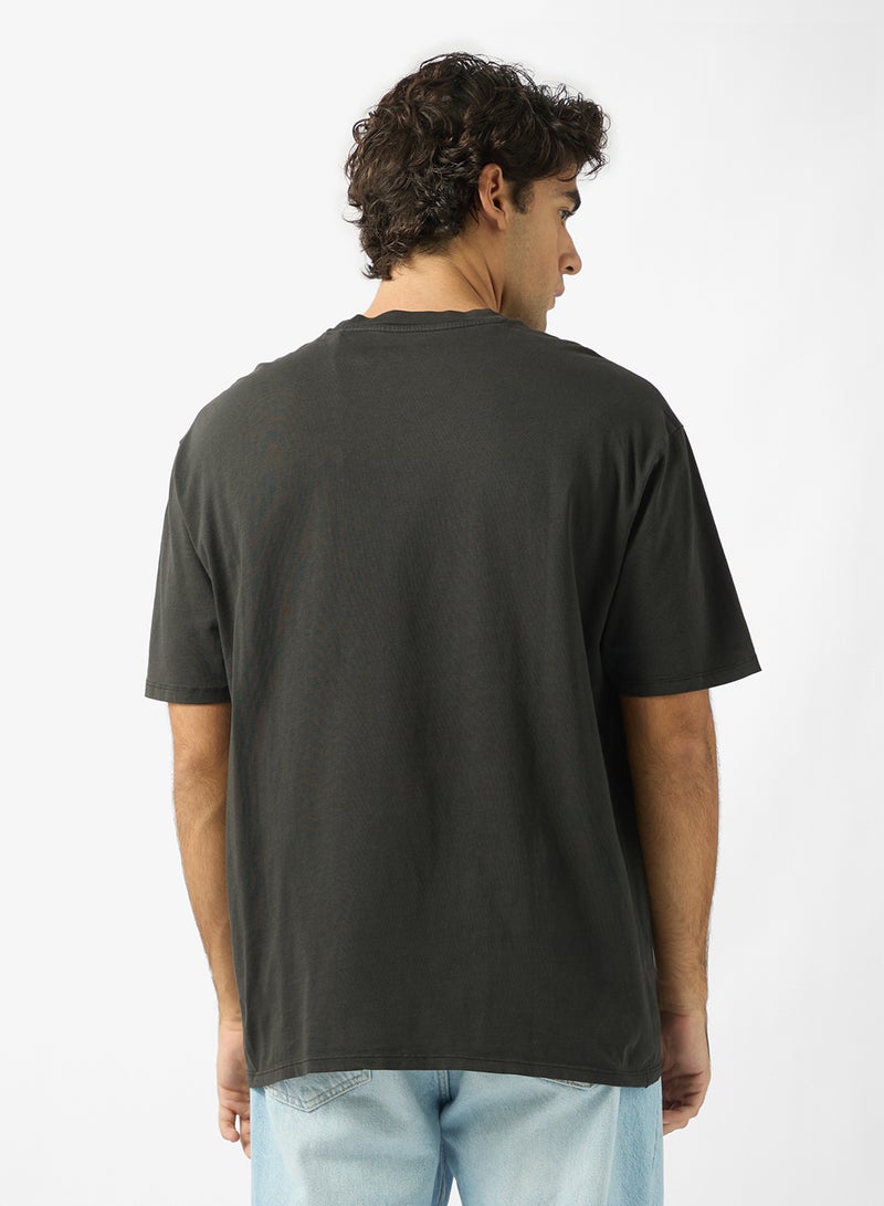 جس تيشيرت بأكمام قصيرة مطبوع عليه حروف - Image 2