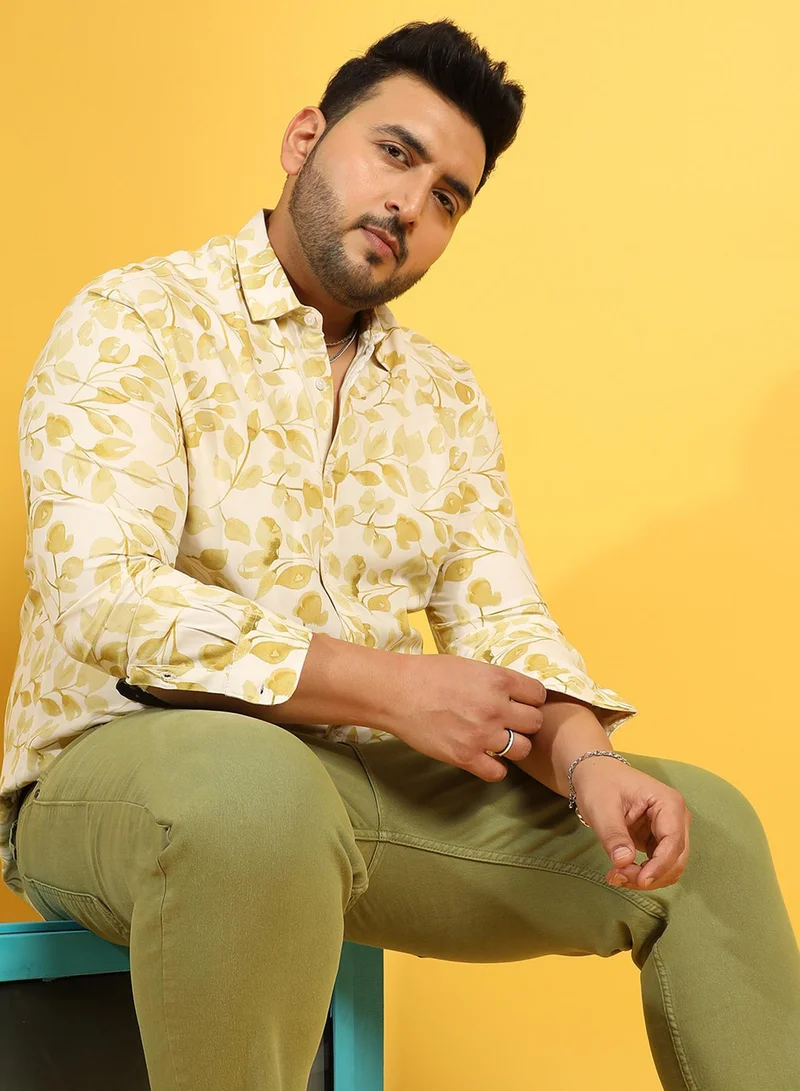 انستافاب بلس قميص رجالي مقاس كبير بطبعة أوراق شجر فنية باللون الأصفر للارتداء الكاجوال بياقة واسعة وأكمام عادية ومقاس مريح للاستخدام اليومي
