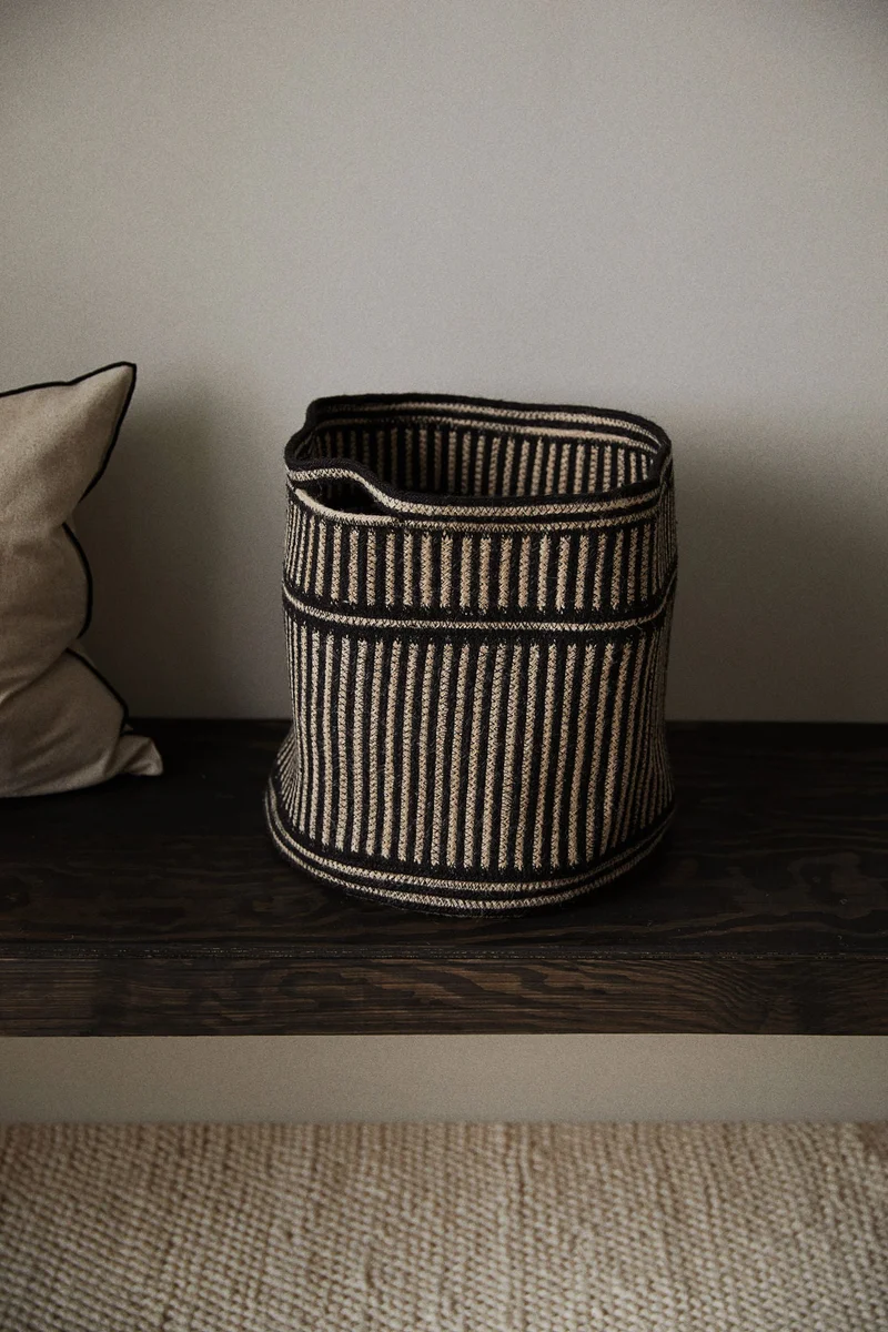 اتش اند ام سلة صغيرة بتصميم منقوش