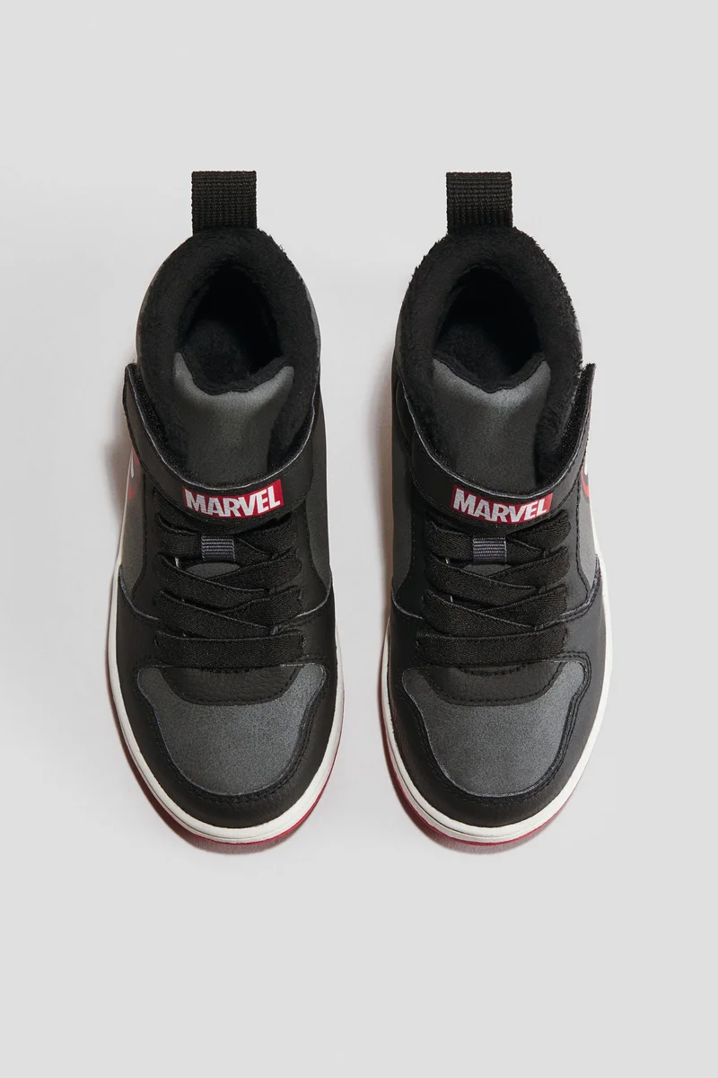 اتش اند ام حذاء رياضي بحافة عالية وبطانة دافئة