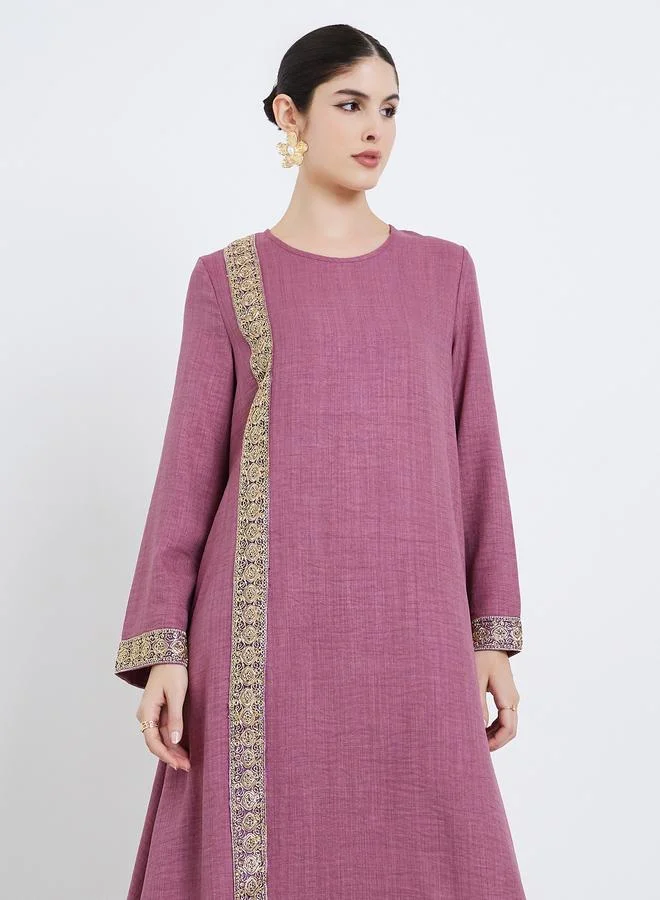 أميرة جلابية بحافة واسعة ولوح دانتيل