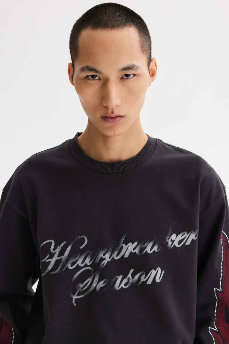 اتش اند ام تي-شيرت بقصة فضفاضة بأكمام طويلة