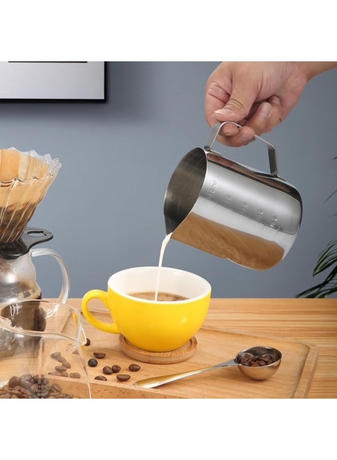 هابي هوم إبريق حليب من الستانلس ستيل بسعة 350 مل لصنع رغوة القهوة – إبريق تبخير احترافي لتسخين الحليب وصنع الكابتشينو واللاتيه والشوكولاتة الساخنة – صنبور دقيق لفن اللاتيه ومقبض مريح – آمن للغسالة وسهل التنظيف - Image 2