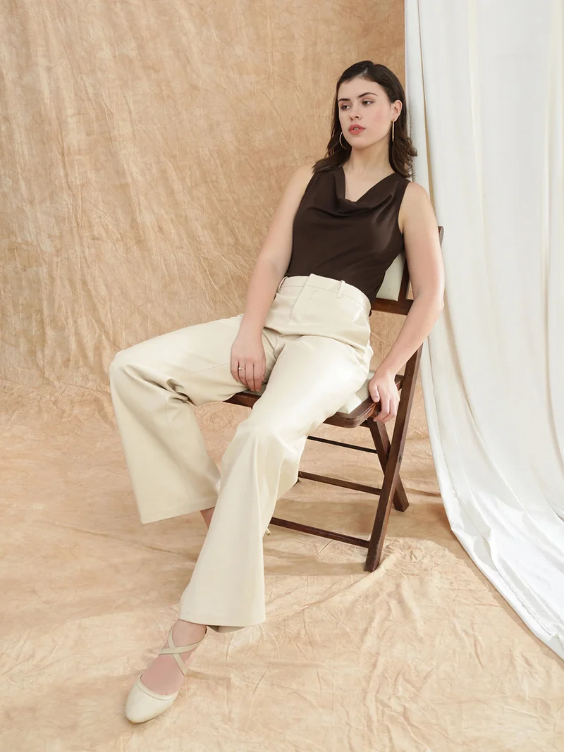 جلو باص بلوزة نسائية بدون أكمام بياقة ملتفة من جلد البقر بلون بني