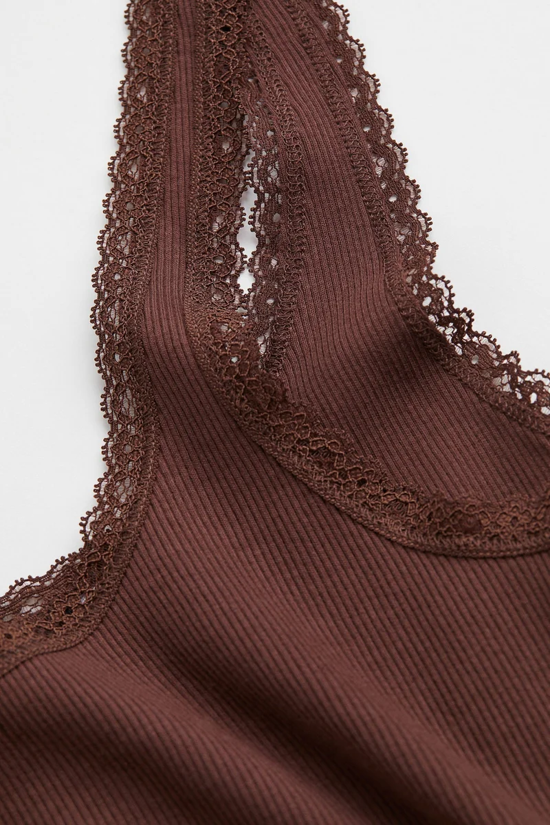 اتش اند ام فيست بحواف من الدانتيل