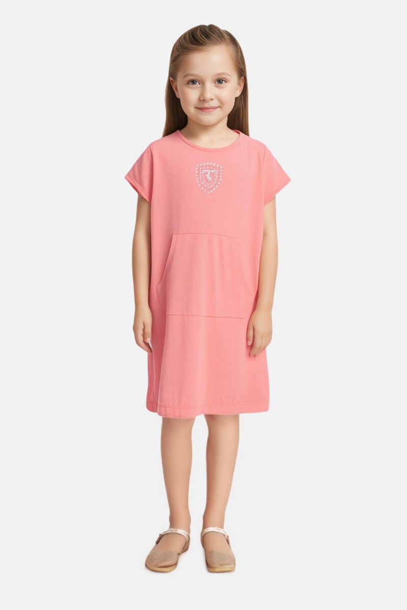 Ferrari فستان بنات أطفال بأكمام قصيرة وياقة دائرية بشعار العلامة التجارية، خوخي داكن - Image 1