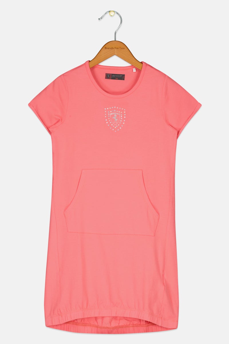 Ferrari فستان بنات أطفال بأكمام قصيرة وياقة دائرية بشعار العلامة التجارية، خوخي داكن - Image 3