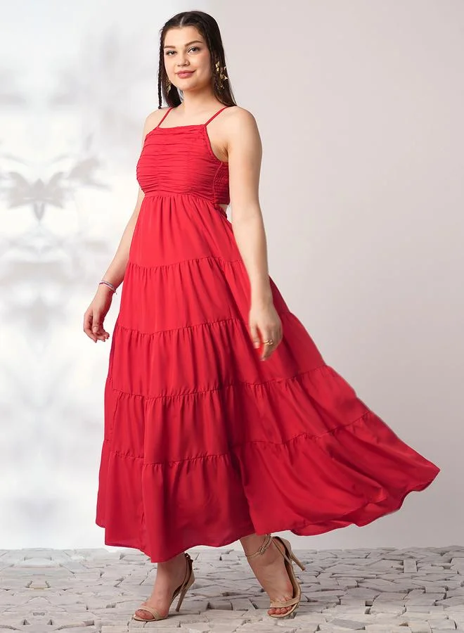 جلو باص فستان طويل بحمالات وياقة مربعة وطبقات