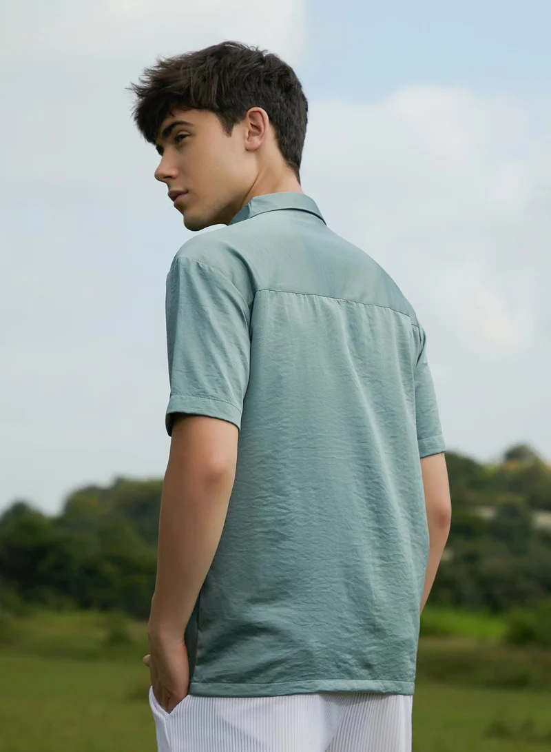 كامبوس سوترا Men's Sage Green Solid Flap Oversized Shirt