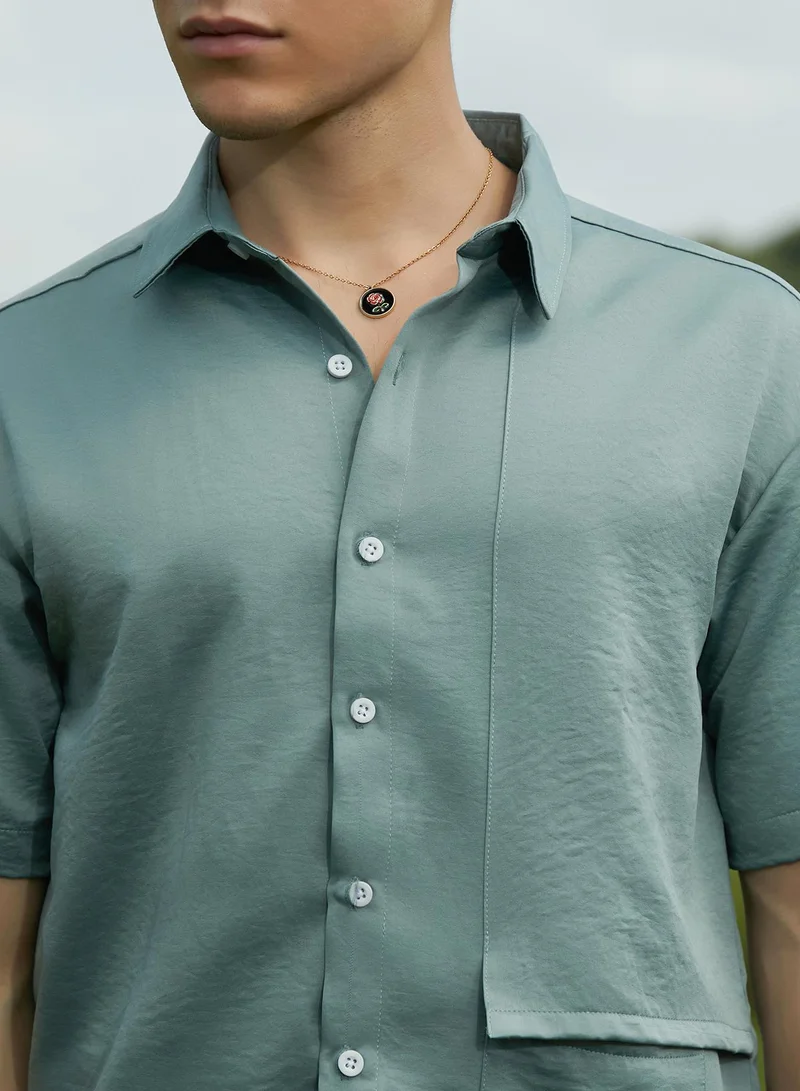 كامبوس سوترا Men's Sage Green Solid Flap Oversized Shirt