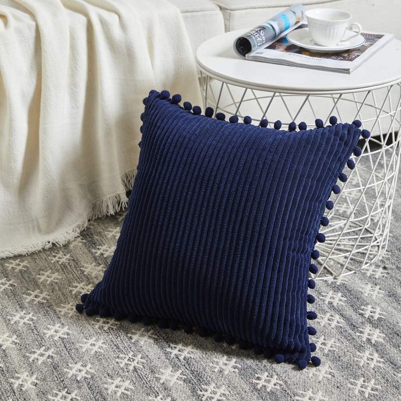 Fancy Homi عبوة من 2 من أغطية الوسائد الزخرفية البيضاء البوهيمية مع شرابات، مقاس 26x26 بوصة، من القطيفة الناعمة، مجموعة أغطية وسائد مربعة صلبة للأريكة والأريكة وغرفة النوم والسيارة وغرفة المعيشة 66x66 سم - Image 2