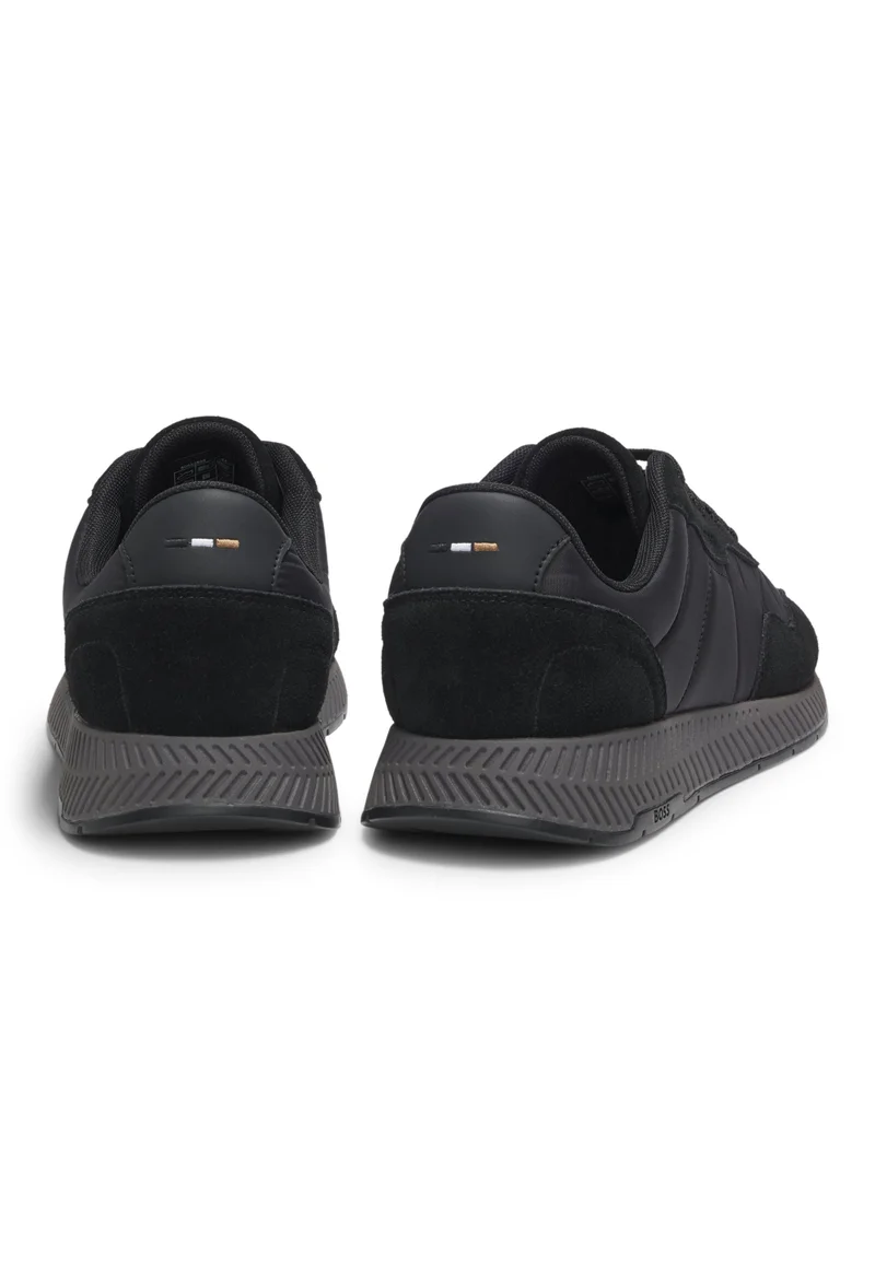 بوس مدربات مبطنة من النايلون بلمسات من جلد الغزال