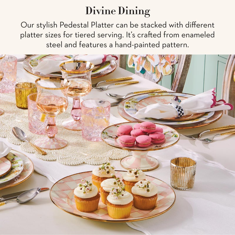 mackenzie childs طبق قاعدة مكنزي-تشيلدز المينا، حامل كعكة دائري، صغير، بتصميم مربعات وردية وبيضاء - Image 2