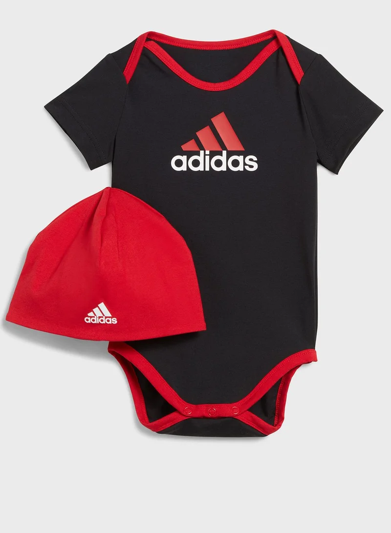 adidas مجموعة هدايا للأطفال من إيسنشيالز بشعار كبير وقبعة صغيرة