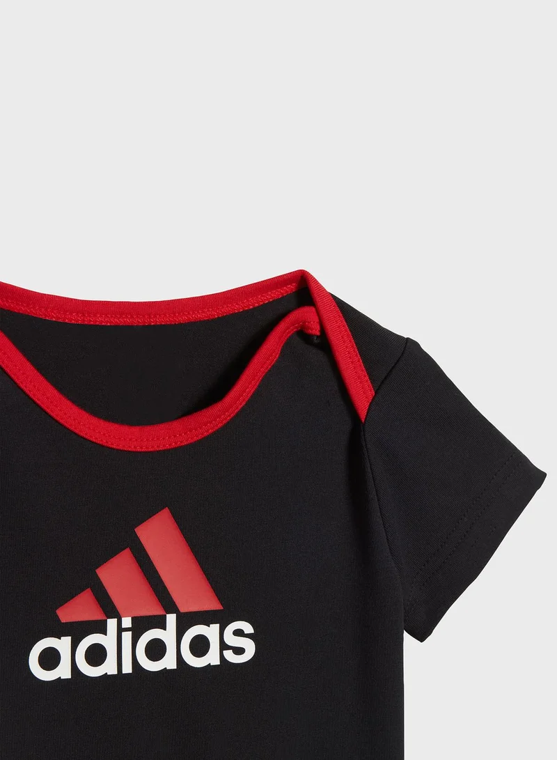 adidas مجموعة هدايا للأطفال من إيسنشيالز بشعار كبير وقبعة صغيرة