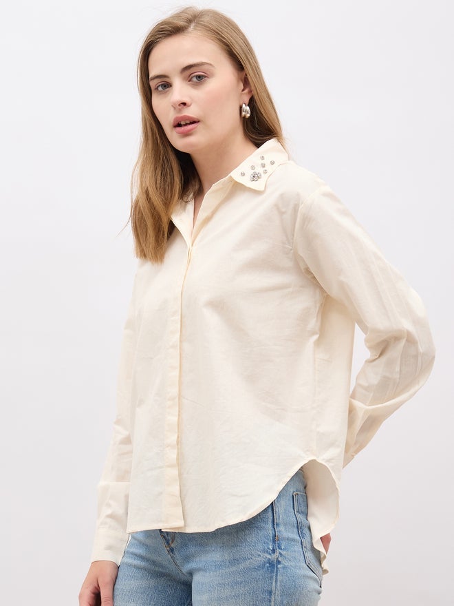 ستايلي قميص بأكمام طويلة بتفاصيل مزخرفة وقصة عادية - Image 3