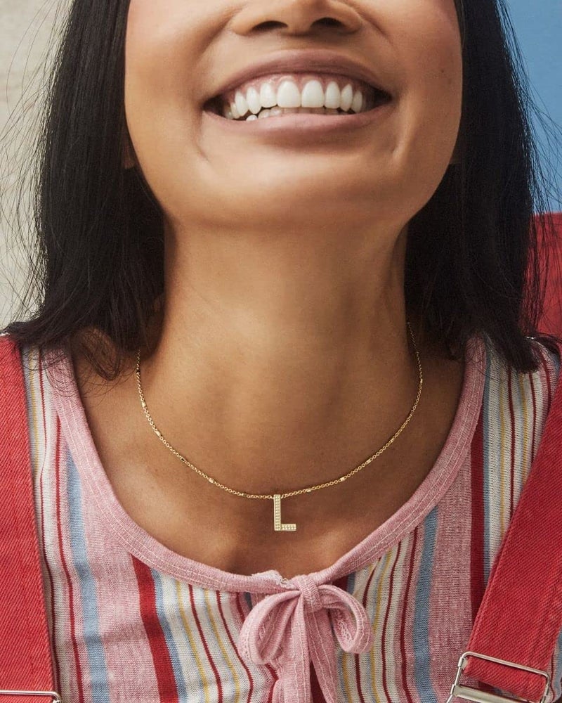 Kendra Scott قلادة حرف L من كندرا سكوت للنساء، مجوهرات عصرية، نحاس مطلي بالذهب عيار 14، معدن ذهبي، حرف L - Image 3