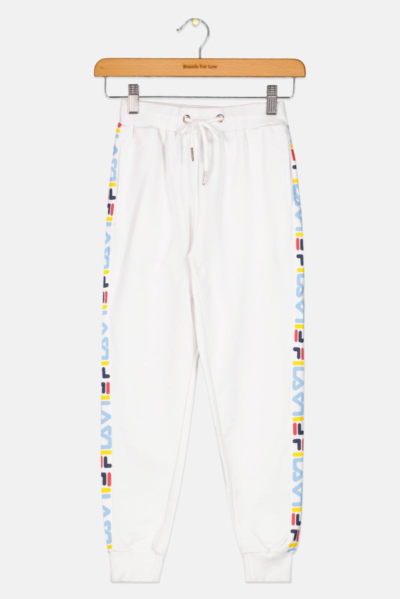 FILA بنطال جوجر للبنات الصغيرات بشعار العلامة التجارية وسحّاب، أبيض - Image 1