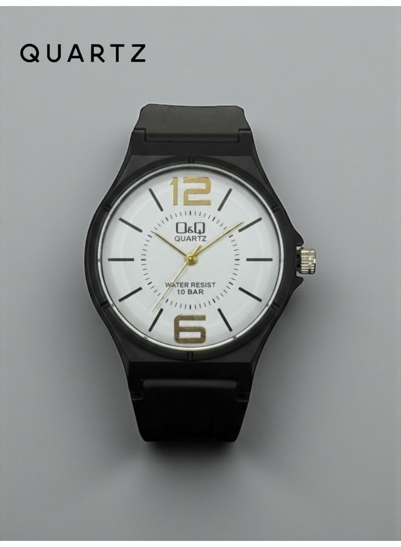 كوارتز ساعة يد رجالية مقاومة للماء حتى 10 بار بتصميم أسود أنيق وسوار سيليكون مريح بقرص ذهبي فاخر تناسب الإطلالة اليومية والرسمية - Image 2