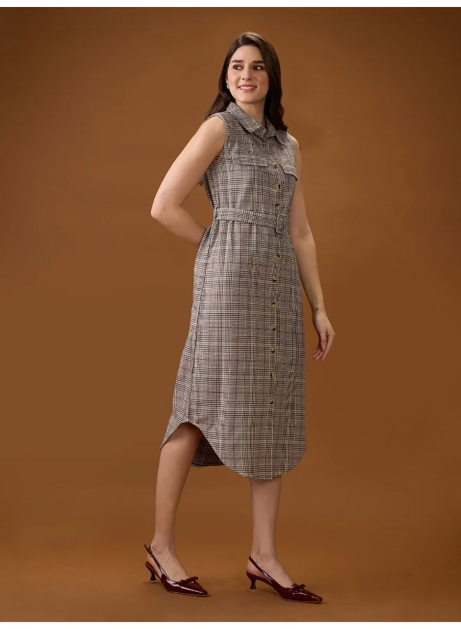 جلو باص فستان قميص نسائي قصير بحزام من جلوبس، بياقة قميص، بدون أكمام، كاروهات، بحافة منحنية، لون بني