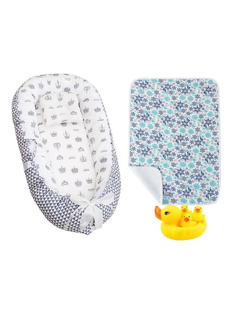 STAR BABiES اشترِ 1 واحصل على 2 مجانًا سرير نوم للأطفال مع حصيرة تغيير قابلة لإعادة الاستخدام وزوج من البط المطاطي - رمادي - Image 1