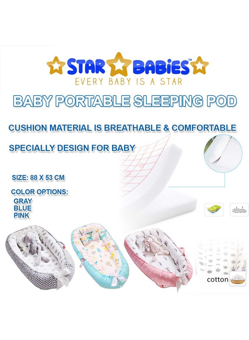 STAR BABiES اشترِ 1 واحصل على 2 مجانًا سرير نوم للأطفال مع حصيرة تغيير قابلة لإعادة الاستخدام وزوج من البط المطاطي - رمادي - Image 3