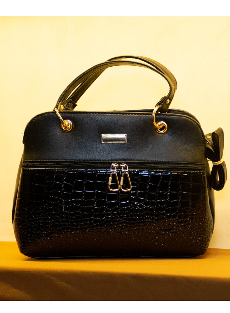 📌 شنطة جلد طبيعي كبيرة – عملية، أنيقة، ومتقسمة بذكاء  🖤 اللون: أسود كلاسيك يناسب كل إطلالة  👜 المقاس: 30×25×10 سم – مساحة واسعة لكل احتياجاتك  🧵 خامة: جلد طبيعي 100% بتقفيل يدوي احترافي  🔐 3 سوست خارجية + 3 جيوب داخلية + سوستة سحرية + يد + حزام كروس  💼 تقسيمة ذكية وسعة كبيرة بدون ما تبقى تقيلة  ✔️ مثالية للشغل، الجامعة، أو المشاوير الطويلة    📦 شحن متاح لكل المحافظات - Image 1