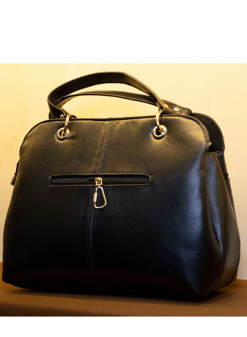 📌 شنطة جلد طبيعي كبيرة – عملية، أنيقة، ومتقسمة بذكاء  🖤 اللون: أسود كلاسيك يناسب كل إطلالة  👜 المقاس: 30×25×10 سم – مساحة واسعة لكل احتياجاتك  🧵 خامة: جلد طبيعي 100% بتقفيل يدوي احترافي  🔐 3 سوست خارجية + 3 جيوب داخلية + سوستة سحرية + يد + حزام كروس  💼 تقسيمة ذكية وسعة كبيرة بدون ما تبقى تقيلة  ✔️ مثالية للشغل، الجامعة، أو المشاوير الطويلة    📦 شحن متاح لكل المحافظات - Image 3