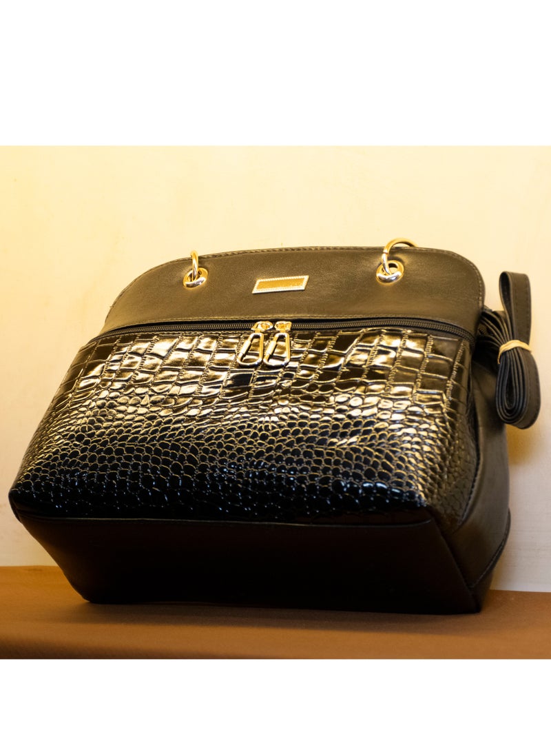 📌 شنطة جلد طبيعي كبيرة – عملية، أنيقة، ومتقسمة بذكاء  🖤 اللون: أسود كلاسيك يناسب كل إطلالة  👜 المقاس: 30×25×10 سم – مساحة واسعة لكل احتياجاتك  🧵 خامة: جلد طبيعي 100% بتقفيل يدوي احترافي  🔐 3 سوست خارجية + 3 جيوب داخلية + سوستة سحرية + يد + حزام كروس  💼 تقسيمة ذكية وسعة كبيرة بدون ما تبقى تقيلة  ✔️ مثالية للشغل، الجامعة، أو المشاوير الطويلة    📦 شحن متاح لكل المحافظات - Image 2