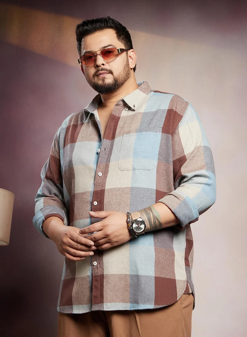 انستافاب بلس قميص رجالي مقاس كبير بلون بني وأزرق بنمط كاروهات بياقة عريضة وأكمام طويلة بأزرار للاستخدام اليومي