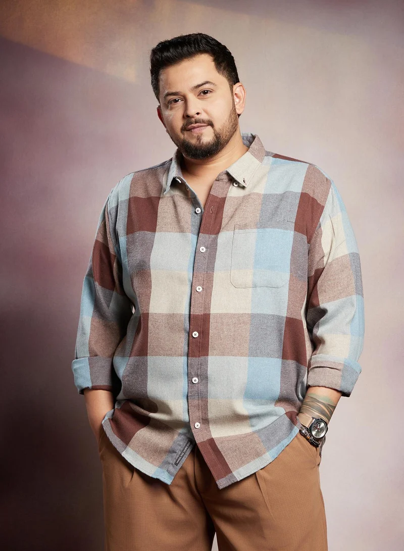 انستافاب بلس قميص رجالي مقاس كبير بلون بني وأزرق بنمط كاروهات بياقة عريضة وأكمام طويلة بأزرار للاستخدام اليومي