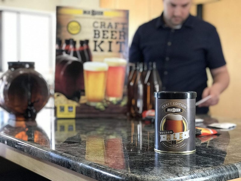 Mr. Beer طقم صنع البيرة الحرفية (2 جالون) مجموعة كاملة لصنع البيرة في المنزل | طقم صنع البيرة للمبتدئين كل شيء مشمول | زجاجات قابلة لإعادة الاستخدام سعة 25 أونصة | برميل سعة 2 جالون | بيرة ذهبية - Image 2