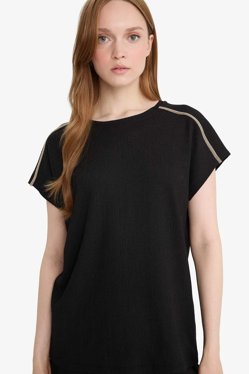 ديفاكتو Crew Neck Crepe Short Sleeve Black T-Shirt