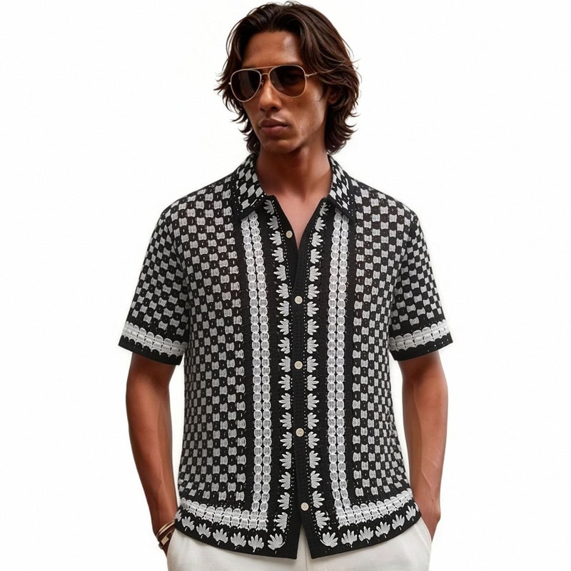 قميص بولو بأكمام قصيرة للرجال بتصميم بلوك لوني وتفاصيل مفرغة، أسود - Image 1