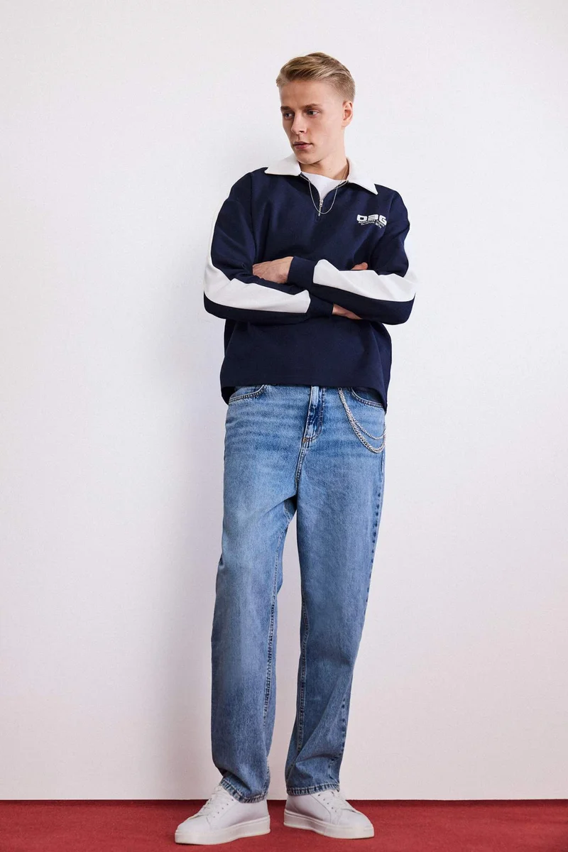 ديفاكتو Boxy Fit Slogan Long Sleeve Sweatshirt