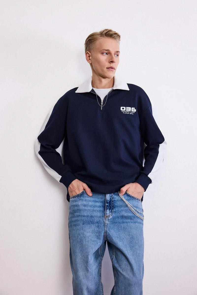 ديفاكتو Boxy Fit Slogan Long Sleeve Sweatshirt