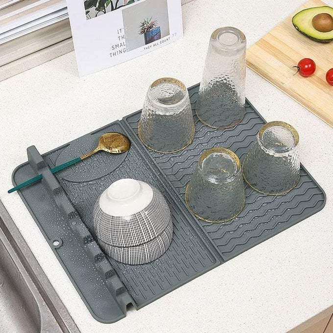 DISH DRYING MAT WITH SPOON HOLDER WATERPROOF HEAT RESISTANT SILICONE MATS NONSLIP WATER DRAINING TABLE MAT HEAT RESISTANT UTENSIL SPATULA HOLDER DINING TABLE SINK MAT COUNTER TOP PLACE MAT