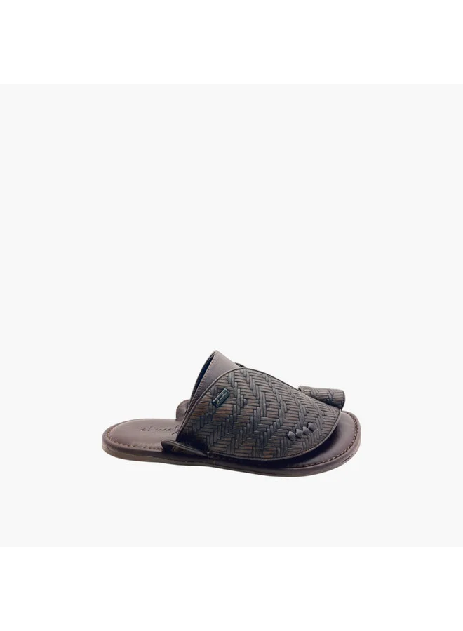 الواحة Men's Textured Slip-On Arabic Sandals with Toe Loop Detail