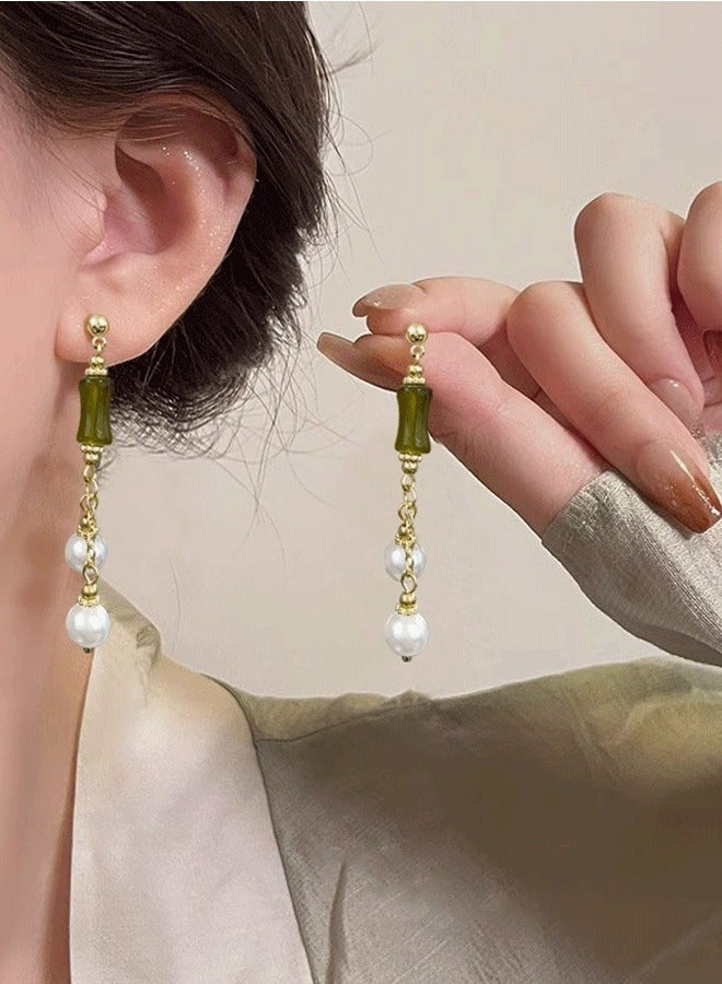 أقراط متدلية أنيقة من لؤلؤ الخيزران باللون الذهبي مع سحر أسطواني أخضر، هدية مجوهرات بسيطة وأنيقة للنساء/الفتيات، للحفلات، الزفاف، الارتداء اليومي، هدية عيد الحب - Image 1