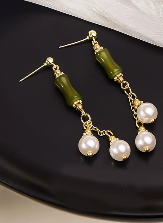 أقراط متدلية أنيقة من لؤلؤ الخيزران باللون الذهبي مع سحر أسطواني أخضر، هدية مجوهرات بسيطة وأنيقة للنساء/الفتيات، للحفلات، الزفاف، الارتداء اليومي، هدية عيد الحب - Image 2