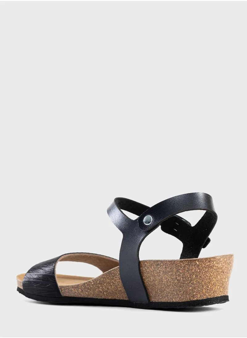 بيتون Wodonga Multi Strap Wedge Sandals