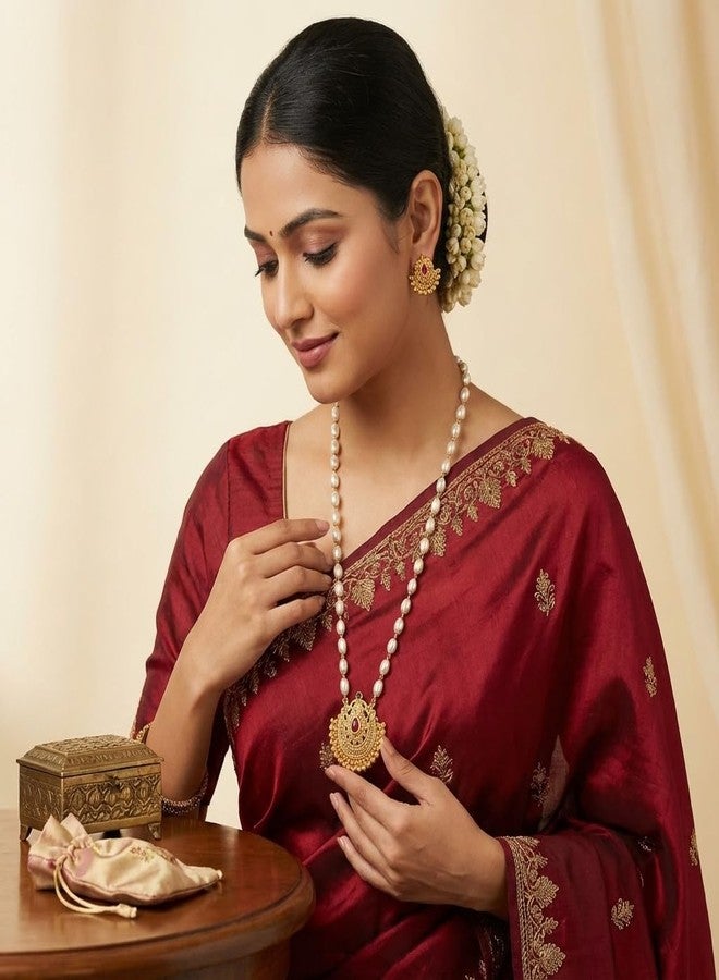 طقم عقد مالا تقليدي من اللؤلؤ الأبيض بطول 32 بوصة من AAIKU مع قلادة مطلية بالذهب وأقراط متناسقة للنساء والفتيات - مجوهرات عرقية أنيقة لحفلات الزفاف (PSM24062531) - Image 2