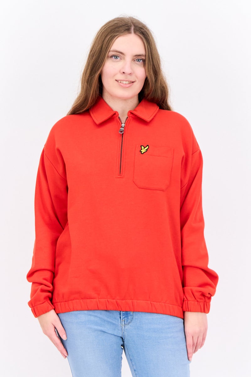 Lyle & Scott سويت شيرت نسائي بأزرار واسعة بشعار العلامة التجارية بأكمام طويلة، أحمر سيلفيدج - Image 1