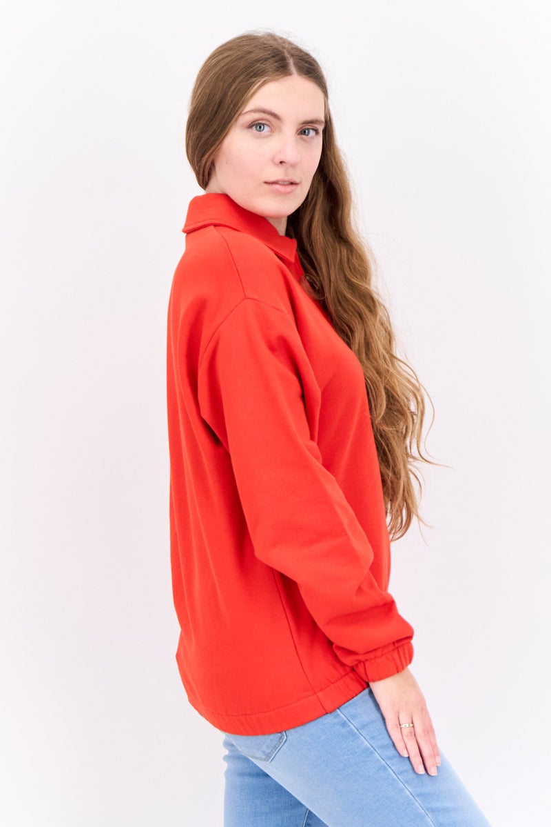 Lyle & Scott سويت شيرت نسائي بأزرار واسعة بشعار العلامة التجارية بأكمام طويلة، أحمر سيلفيدج - Image 2