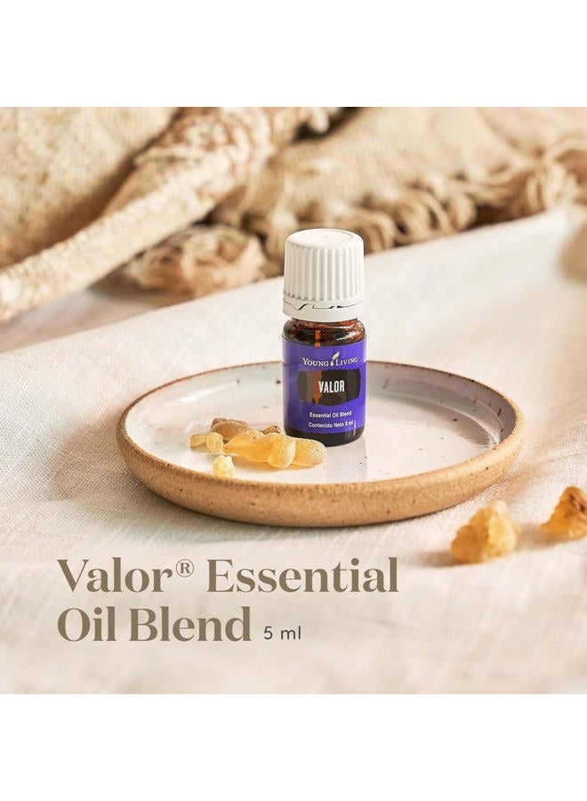Young Living زيت فالور العطري - مزيج تمكيني مع مزيج متناغم من التنوب الأسود، تانسي الأزرق، خشب الكافور، الجيرانيوم، والبخور - زجاجة 5 مل للشجاعة والثقة - Image 2