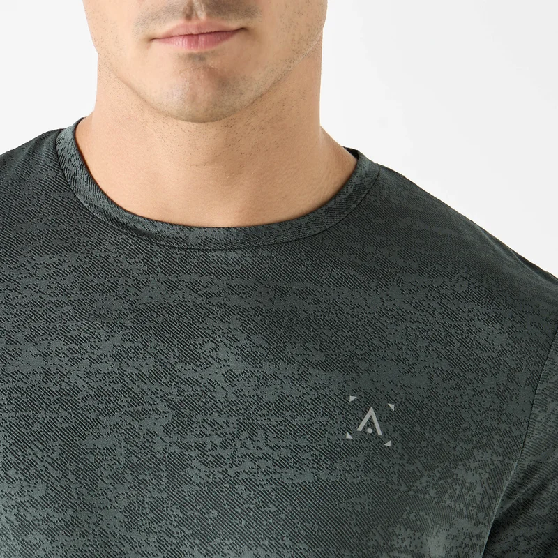 آكتف تيشيرت بياقة دائرية بنقوش وأكمام قصيرة