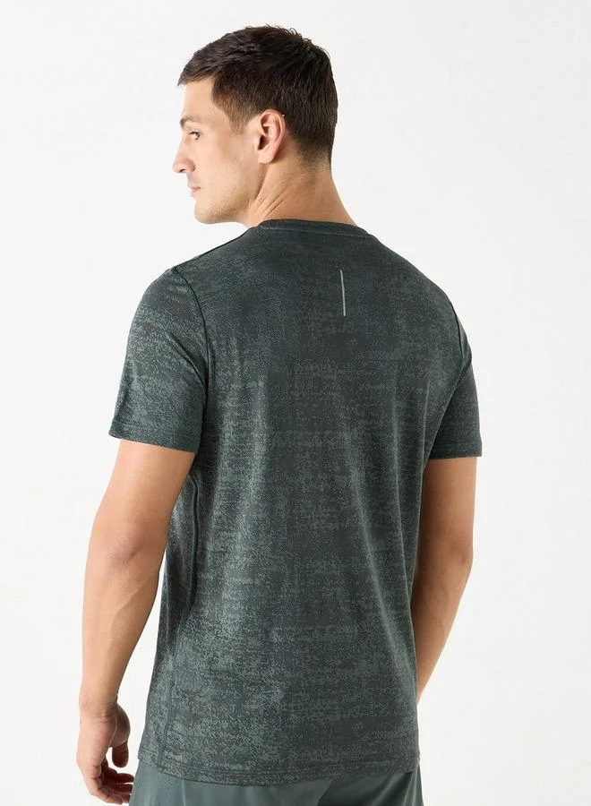 آكتف تيشيرت بياقة دائرية بنقوش وأكمام قصيرة