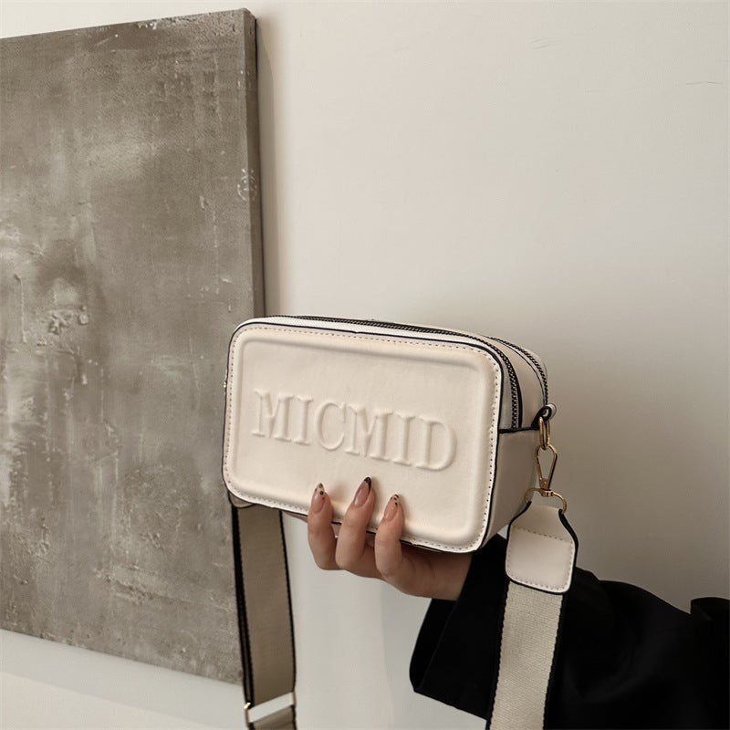 2024 South Korea New Casual Versatile Casual Commuter Messenger Bag Women'S Letter Indentation Simple Small Square Bag - Image 3