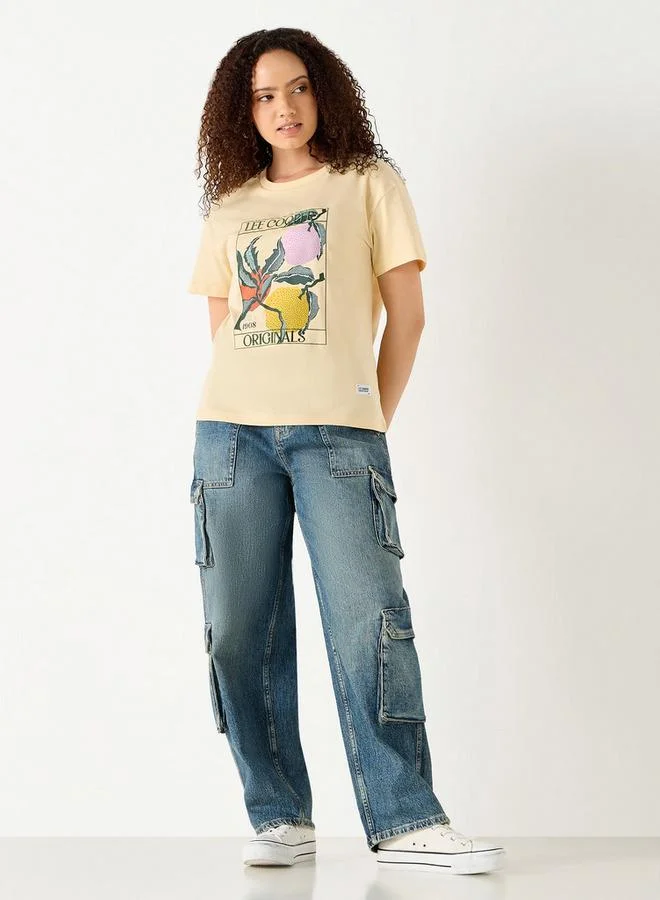 لي كوبر تيشيرت بياقة ضيقة وأكمام قصيرة وطبعات جرافيك من لي كوبر