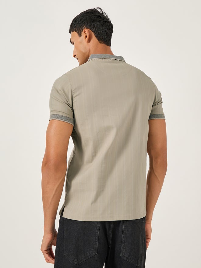 فورت كولينز تي شيرت بولو رجالي فورت كولينز مخطط باللون البني بجيوب وقصة عادية - Image 4